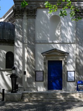 LONDON, İngiltere - 29 Nisan 2025 Marylebone Yolu 'ndaki St Marylebone Kilisesi' nin yan kapısı