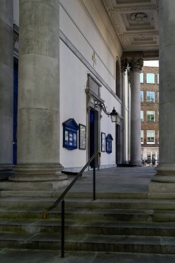 LONDON, İngiltere - 29 Nisan 2025 Marylebone Kilisesi 'nin Portico girişi