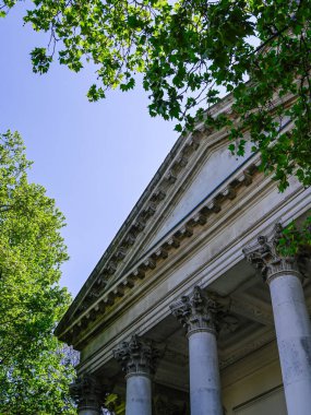LONDON, İngiltere - 29 Nisan 2025: Marylebone Yolu 'ndaki St. Marylebone Kilisesi' nden Portico