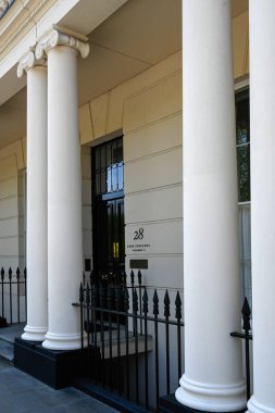 LONDON, İngiltere - 29 Nisan 2025: Park Crescent, Marylebone 'daki sütunların arkasındaki Gürcü evinin ön kapısı