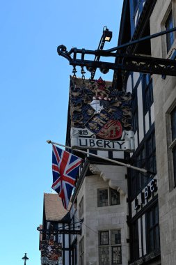 LONDON, İngiltere - 29 Nisan 2025: West End 'deki Liberty mağazasının önünde imzala