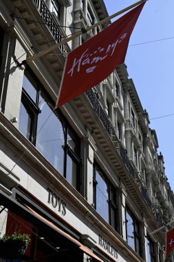 LONDON, İngiltere - 29 Nisan 2025 Regents Caddesi 'ndeki Hamley Oyuncak Dükkanı' nın önündeki pankart