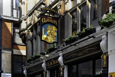 LONDON, İngiltere - 29 Nisan 2025: Kingley Caddesi, Soho 'daki Clachan Bar' ın önünde imzala
