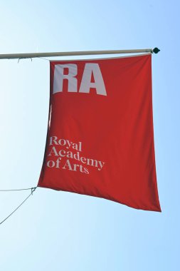LONDON, İngiltere - 29 Nisan 2025: Piccadilly 'deki Burlington Evi' nde Kraliyet Sanat Akademisi (RA) önünde renkli bayraklar