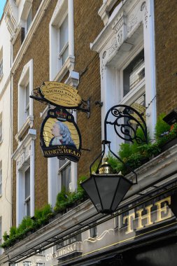 LONDON, İngiltere - 29 Nisan 2025: Stafford Caddesi, Mayfair 'deki King' s Head Pub 'ın üzerinde imzala
