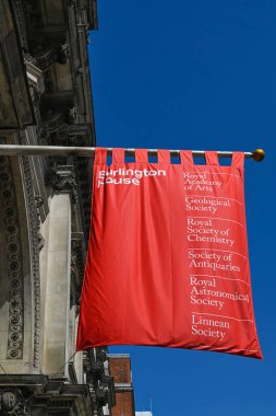 LONDON, İngiltere - 29 Nisan 2025: Piccadilly 'deki Burlington Evi' nde Kraliyet Sanat Akademisi (RA) önünde renkli bayraklar