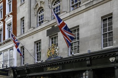 LONDON, UK - 29 Nisan 2025: Piccadilly 'deki Hatchards kitapçısının yukarısında imzala