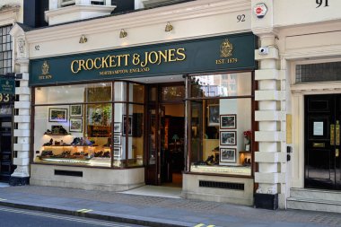 LONDON, İngiltere - 29 Nisan 2025: Jermyn Caddesi, Mayfair 'deki Crockett Jones ayakkabı imalathanesinin dışı
