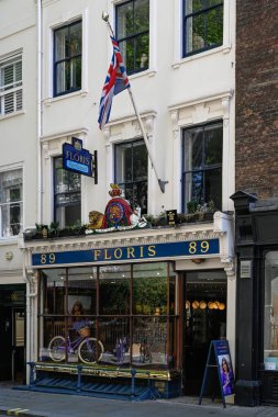 LONDON, İngiltere - 29 Nisan 2025: Mayfair 'deki Jermyn Caddesi' ndeki Floris parfüm dükkanının dışı
