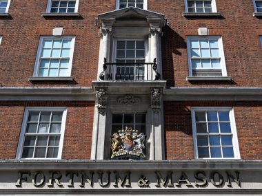 LONDON, İngiltere - 29 Nisan 2025: Batı yakasındaki Jermyn Caddesi 'ndeki Fortnum ve Mason Mağazası' nın önünde imzala