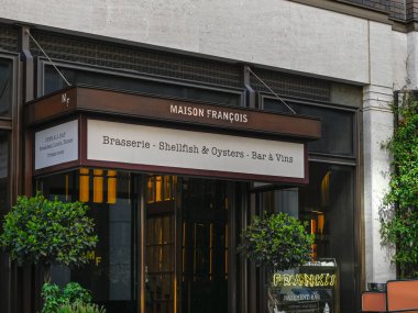 LONDON, İngiltere - 29 Nisan 2025: Duke Caddesi, Mayfair 'deki Maison Francois restoranının önünde imzala