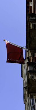 LONDON, İngiltere - 29 Nisan 2025: Westminster City, St James 's' deki Christie müzayede evinin önünde pankart panoraması