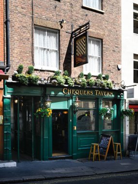 LONDON, İngiltere - 29 Nisan 2025: Duke Caddesi, St James 's, Westminster City' deki Chequers Tavern 'ın dış görünümü