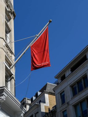 LONDON, İngiltere - 29 Nisan 2025: Sancak işareti Christie 'nin King Street, St James' s, Westminster City müzayede evinin önünde