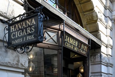 LONDON, İngiltere - 29 Nisan 2025: sigara tüccarları James J. Mayfair 'deki St. James Sokağı' nda.