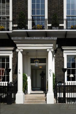 LONDON, İngiltere - 29 Nisan 2025: St James Meydanı 'ndaki Giriş (Donanma ve Askeri Kulüp)