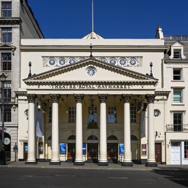LONDON, İngiltere - 29 Nisan 2025: Suffolk Caddesi 'ndeki Kraliyet Haymarket Tiyatrosu' nun ön cephesi ve girişi