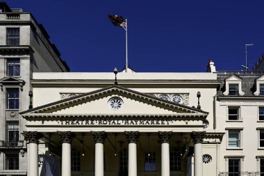 LONDON, İngiltere - 29 Nisan 2025: Suffolk Caddesi 'ndeki Kraliyet Haymarket Tiyatrosu' nun ön cephesi ve girişi