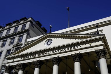 LONDON, İngiltere - 29 Nisan 2025: Suffolk Caddesi 'ndeki Royal Haymarket Tiyatrosu' ndan Portico