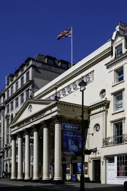 LONDON, İngiltere - 29 Nisan 2025: LONDON, İngiltere - 29 Nisan 2025: Suffolk Caddesi 'ndeki Kraliyet Haymarket Tiyatrosu' nun ön cephesi ve ön cephesi