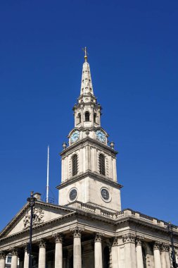 LONDON, İngiltere - 29 Nisan 2025: Trafalgar Meydanı 'ndaki St. Martin-in-the-Fields kilisesi ve kulesi