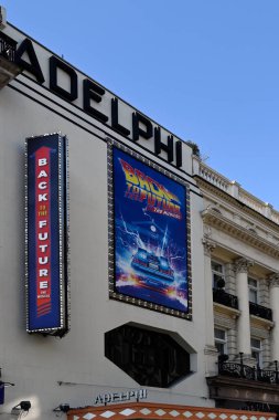 LONDON, UK - 29 Nisan 2025: The Strand 'daki Adelphi Tiyatrosu' nun dış görünüşü ve Geleceğe Dönüş müzikali panosu