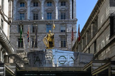 LONDON, İngiltere - 29 Nisan 2025 Savoy Kontu Peter 'ın Savoy Oteli girişinin üstündeki altın heykeli