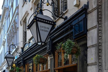 LONDON, İngiltere - 29 Nisan 2025: Strand 'daki Lyceum Taverna Pub' ın önünü imzalayın