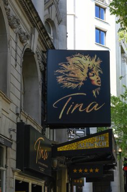 LONDON, İngiltere - 29 Nisan 2025: Aldwych Tiyatrosu 'nda Tina müzikali için ilan afişi