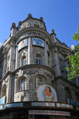 LONDON, UK - 29 Nisan 2025: Mama Mia müzikali için Shaftesbury 'deki Novello Tiyatrosu' nun önünde afiş afişleri