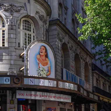 LONDON, UK - 29 Nisan 2025: Mama Mia müzikali için Shaftesbury Bulvarı 'ndaki Novello Tiyatrosu' nun önünde poster afişleri