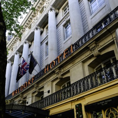 LONDON, UK - 29 Nisan 2025: Aldwych 'deki Waldorf Hilton Oteli' nin dış görünüşü