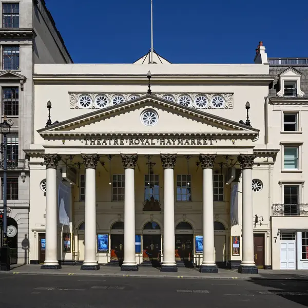 LONDON, İngiltere - 29 Nisan 2025: Suffolk Caddesi 'ndeki Kraliyet Haymarket Tiyatrosu' nun ön cephesi ve girişi