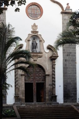 Santa CRUZ DE TENERIFE, CANARY Adaları - Şubat 01, 2025: Plaza San Francisco 'daki St. Francis Kilisesi' nin (Iglesia de San Francisco de Asis) dış görünüşü