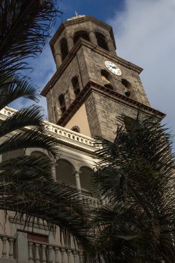 SANTA CRUZ DE TENERIFE, CANARY Adaları - Şubat 01, 2025: Calle de San Francisco 'daki Yüksek Mahkeme Başsavcısı De Justicia Sala Contencioso' nun dış görünüşü