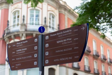 Santa CRUZ DE TENERIFE, CANARY Adaları - Şubat 01, 2025: Plaza de Espana, Iglesia del Pilar Kilisesi ve Limanı yönleriyle şehir merkezinde turizm bilgi tabelası