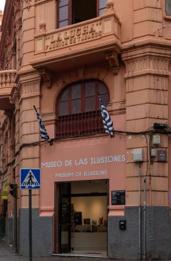 SANTA CRUZ DE TENERIFE, CANARY Adaları - FEBRUARY 01, 2025: C. Suarez Guerra ve Calle el Pilar 'ın köşesindeki İllüzyon Müzesine (Museo de las Ilusiones) giriş kapısı
