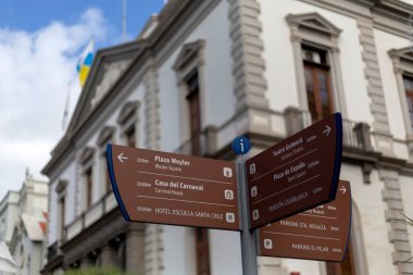 Santa CRUZ DE TENERIFE, CANARY Adaları - Şubat 01, 2025: Plaza Weyler, Carnival House ve Teatro Guimera yönleriyle şehir merkezinde turizm bilgi tabelası