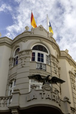 SANTA CRUZ DE TENERIFE, CANARY Adaları - FEBRUARY 01, 2025 Detay La Tarde gazetesinin merkez binasının dış kısmında (1982 basımı durdu) Calle Surez Guerra