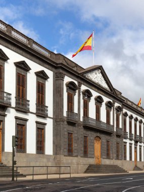 TENERIFE, CANARY Adaları - FEBRUARY 01, 2025: Plaza Weyler 'deki Kanarya Adaları Kaptanı General Palacio de Capitania) Sarayı' nın dış görünüşü