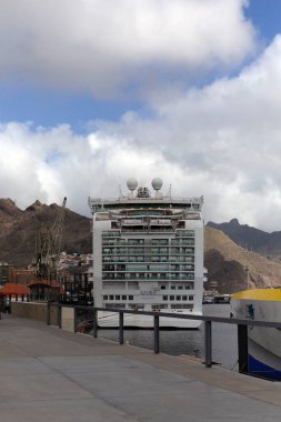 Santa Cruz de Tenerife Limanı 'ndaki P O yolcu gemisi Azura' nın görüntüsü Noel Baba CRUZ de TENERIFE, Kanada