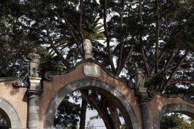 Santa CRUZ DE TENERIFE, CANARY Adaları - ŞUBAT 01, 2025 Plaza de Espana 'daki La Alameda limanının kopyası hakkında ayrıntı