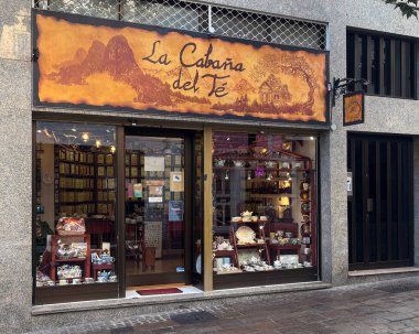 Santa CRUZ DE TENERIFE, Kanada Adaları - Şubat 01, 2025: Calle Herradores 'deki La Cabana del Te Çay Dükkanı' nın dış görünümü 