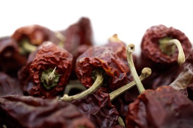 Bir market tezgahında kırmızı biber yığını yaklaşıyor.