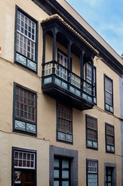 Santa CRUZ, LA PALMA, CANARY Adaları - Şubat 05, 2025: İspanyol sömürge tarzı balkonlu bina