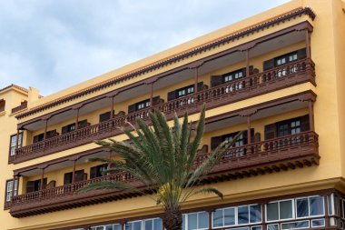 Santa CRUZ, LA PALMA, Kanada Adaları - Şubat 05, 2025: apartmanın balkonunu süsleyin