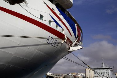 PUERTO DEL ROSARIO, FUERTEVENTURA, CANARY Adaları - Şubat 06, 2025: P O yolcu gemisi Azura 'nın pruvası