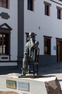 PUERTO DEL ROSARIO, FUERTEVENTURA, CANARY Adaları - Şubat 06, 2025: Calle Virgen del Rosario 'da siyasetçi Don Manuel Velazquez Cabrera' nın anıtı