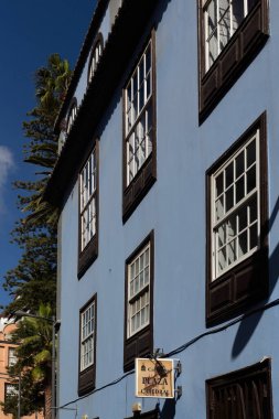 Los Angeles, Kanada Adaları - Şubat 07, 2025: Calle Obispo Rey Redondo 'daki bir binada İspanyol tarzı koloni pencereleri