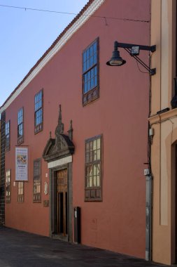 LA LAGUNA, CANARY Adaları - FEBRUARY 07, 2025: Real Sociedad Economica de Amigos del Pais de Teneriffe in Calle San Agustin 'de inşa edilişinin dış görünüşü